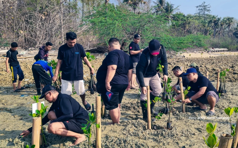 MYZE Hotel Sumenep by ARTOTEL Tanam Mangrove di Saronggi,  Dukung Pelestarian Ekosistem Pesisir
