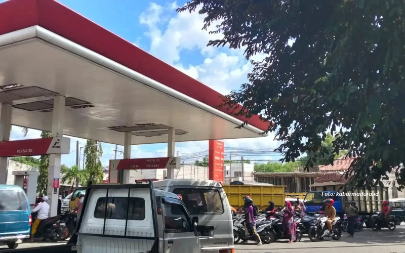 Antrean Panjang Kendaraan Hiasi Sejumlah SPBU Akibat Penurunan Volume Pengiriman BBM di Pamekasan