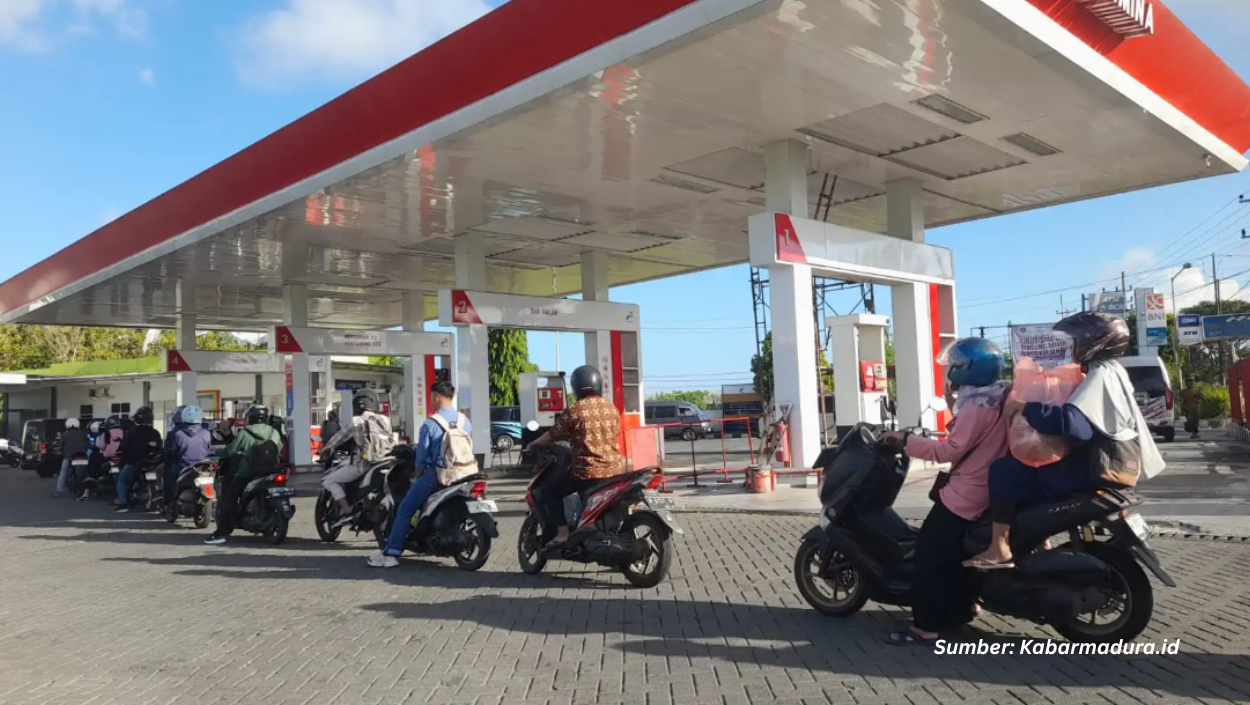 Bupati Fauzi Imbau Warga Tak Panik Hadapi Antrean Pertalite di Sumenep, Distribusi BBM Dipastikan Terus Dipantau